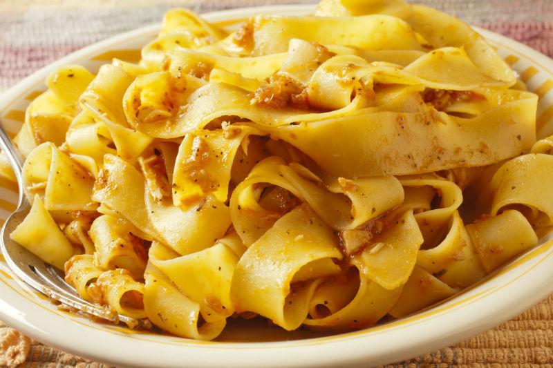 与金枪鱼酱意大利面食菜鱼和安