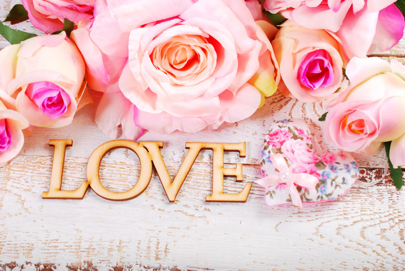 旧木板上的玫瑰和爱情