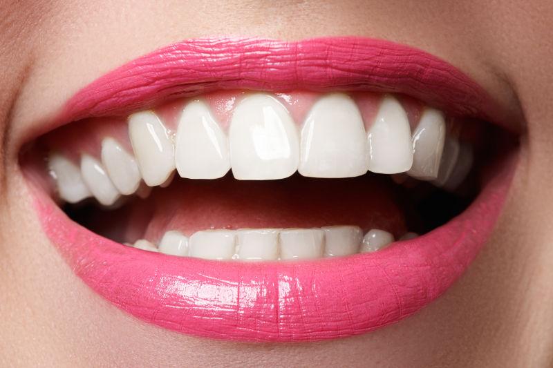 美女涂着粉色唇膏的性感嘴唇