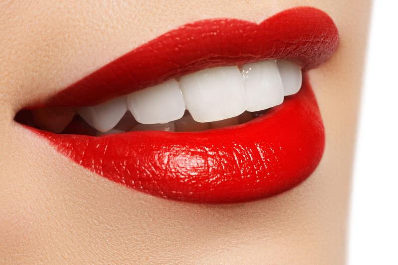 涂着姨妈色的嘴唇