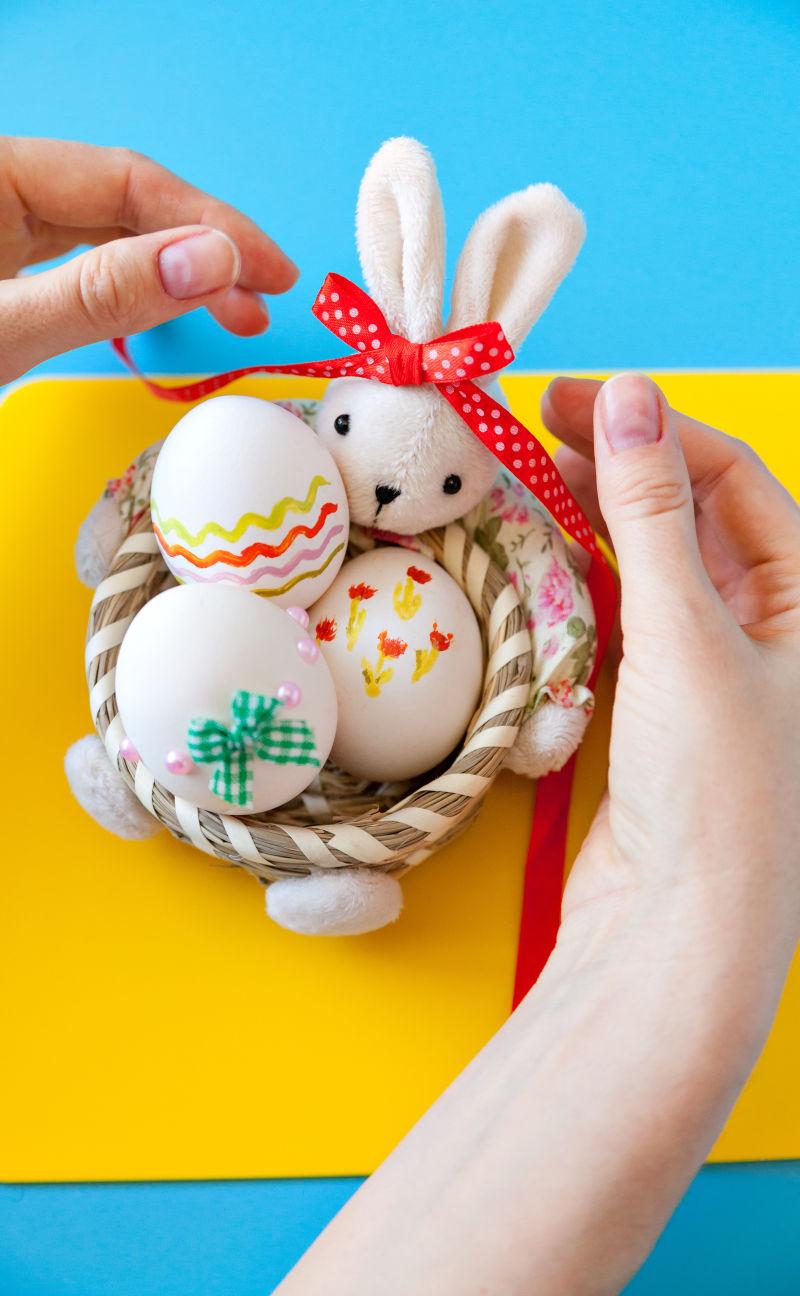 小篮子里的复活节彩蛋和小兔子