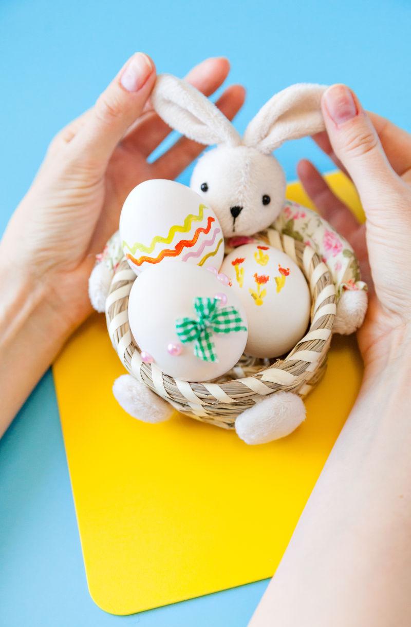 带复活节彩蛋和小兔子的手提篮