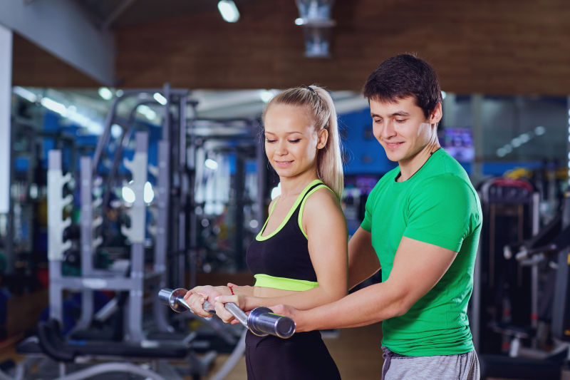 女人和男教练在运动健身房