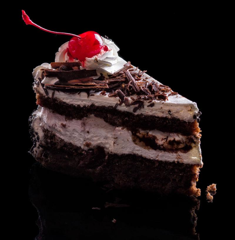 在黑色背景上的美味的巧克力蛋糕