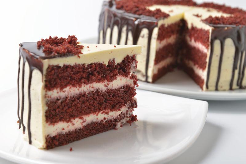 白色盘子里的奶油蛋糕