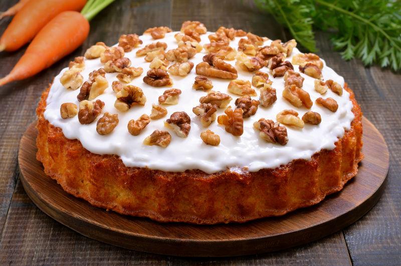 木桌上的胡萝卜蛋糕