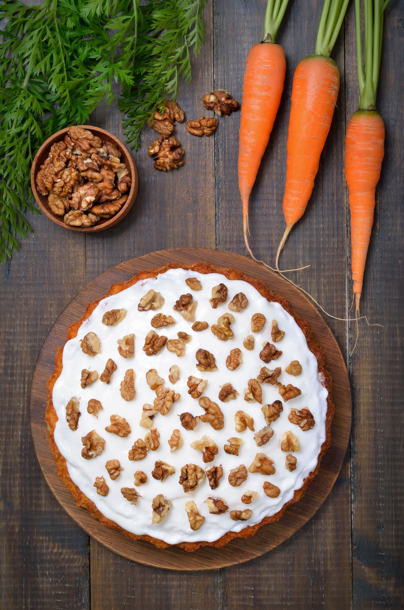 胡萝卜蛋糕核桃和新鲜胡萝卜