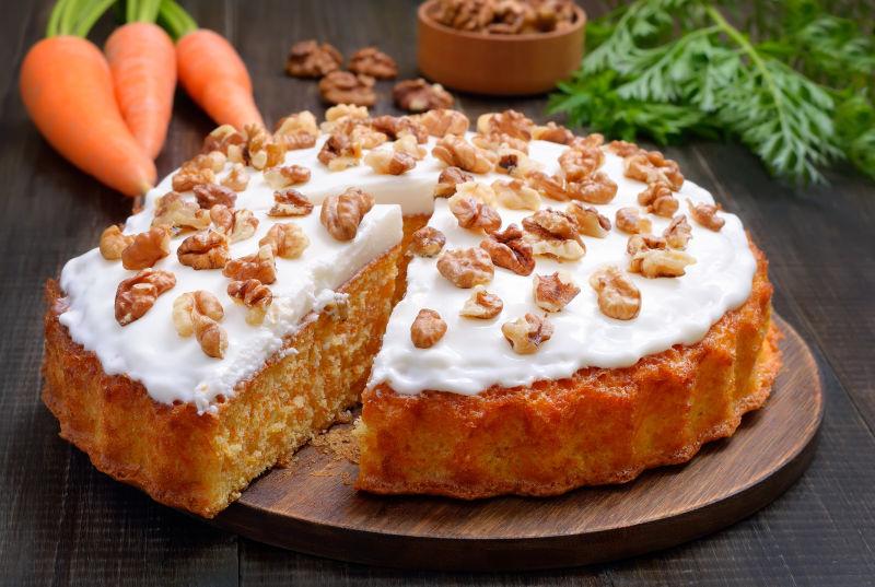 胡萝卜蛋糕和核桃