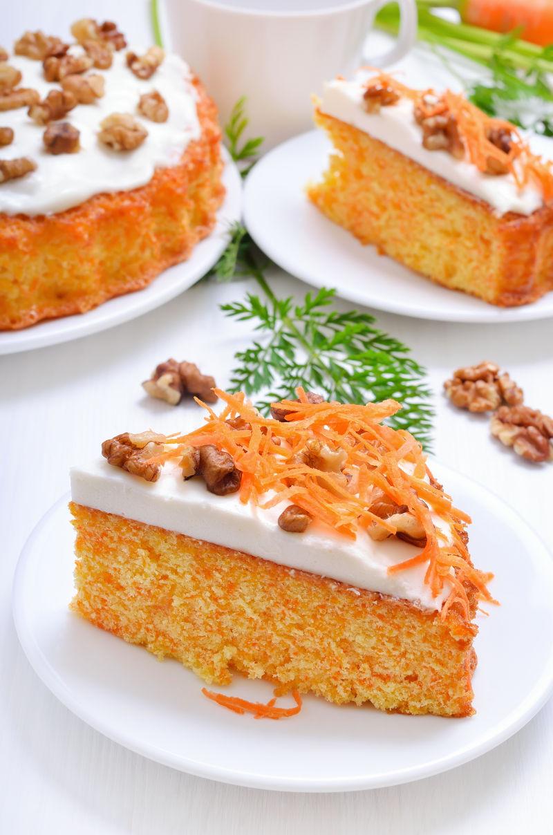 白板上装有核桃的蛋糕