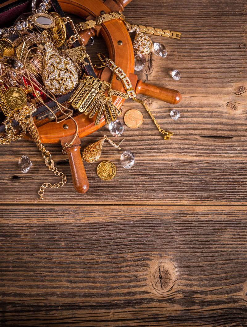 木制背景下的宝箱顶视图