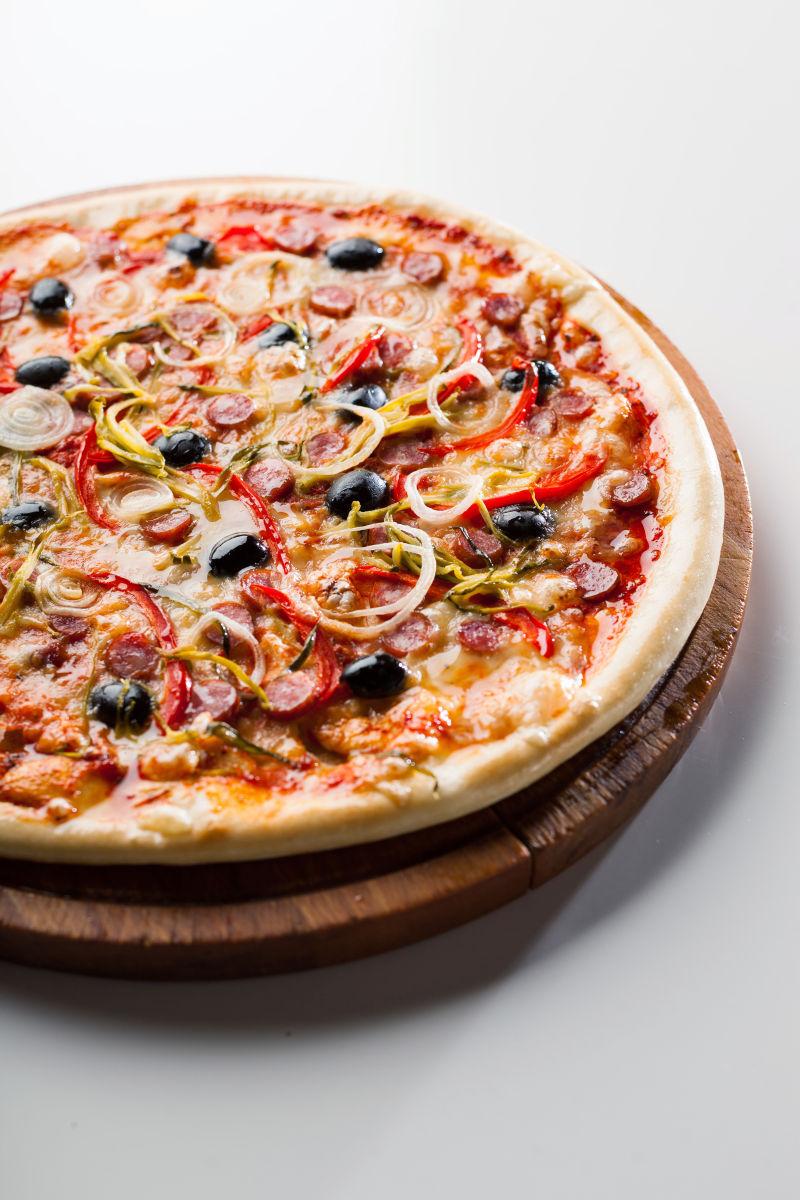 白色背景下的美味披萨