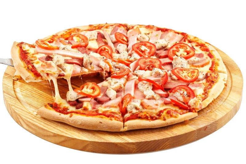 白色背景下的什锦肉比萨