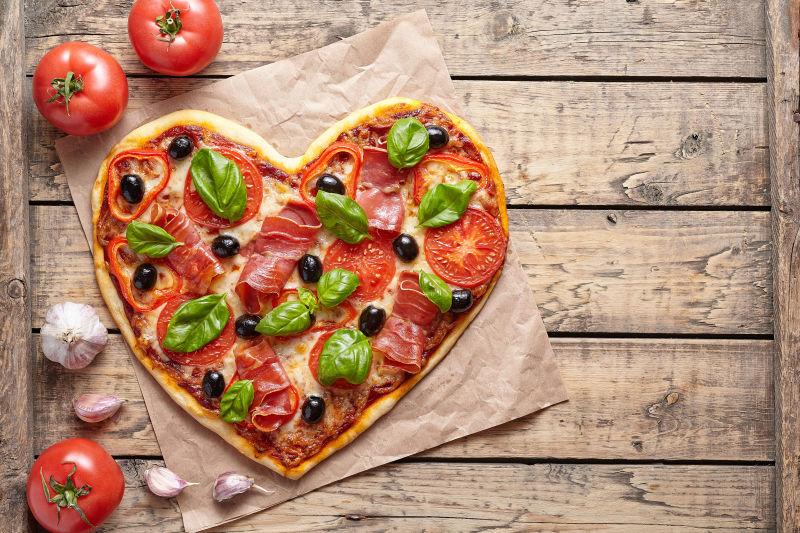 木桌子上的披萨饼