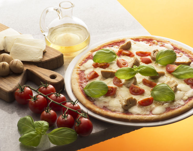 美味的番茄蘑菇比萨饼