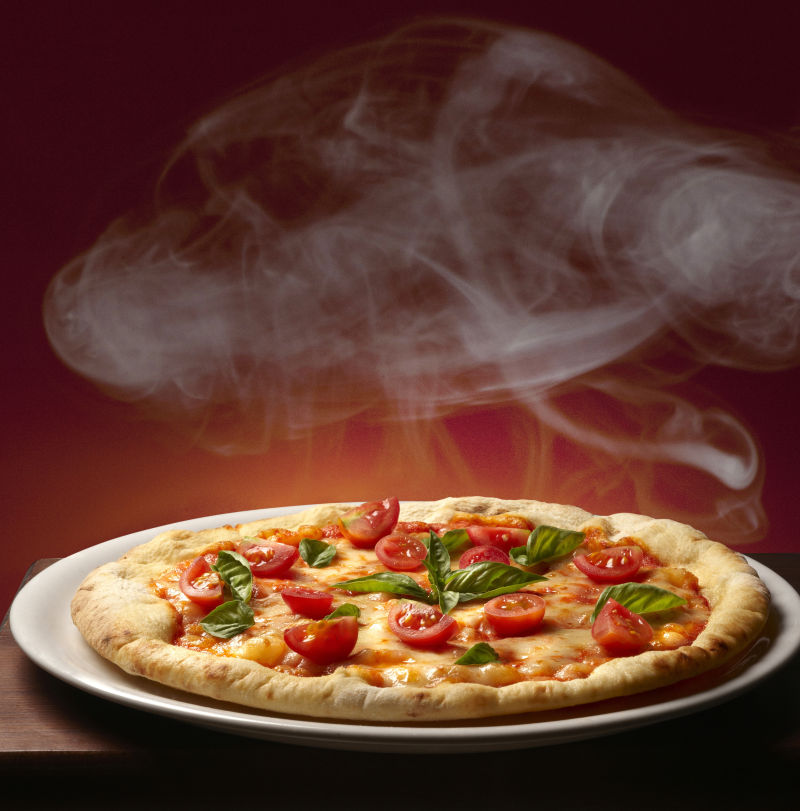 餐桌上美味的披萨