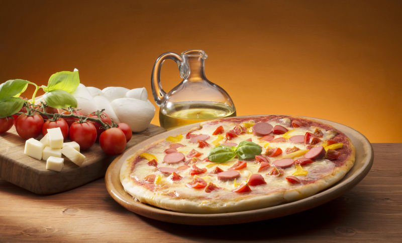 美味的香肠比萨饼