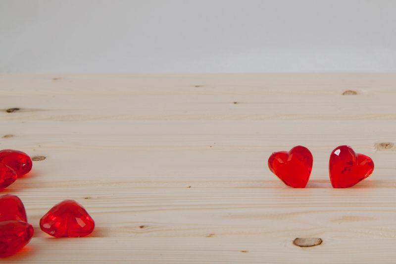 木桌上散落的红色爱心