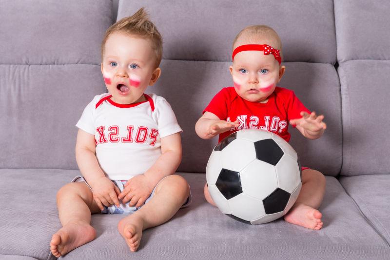 波兰队足球宝贝双胞胎粉丝