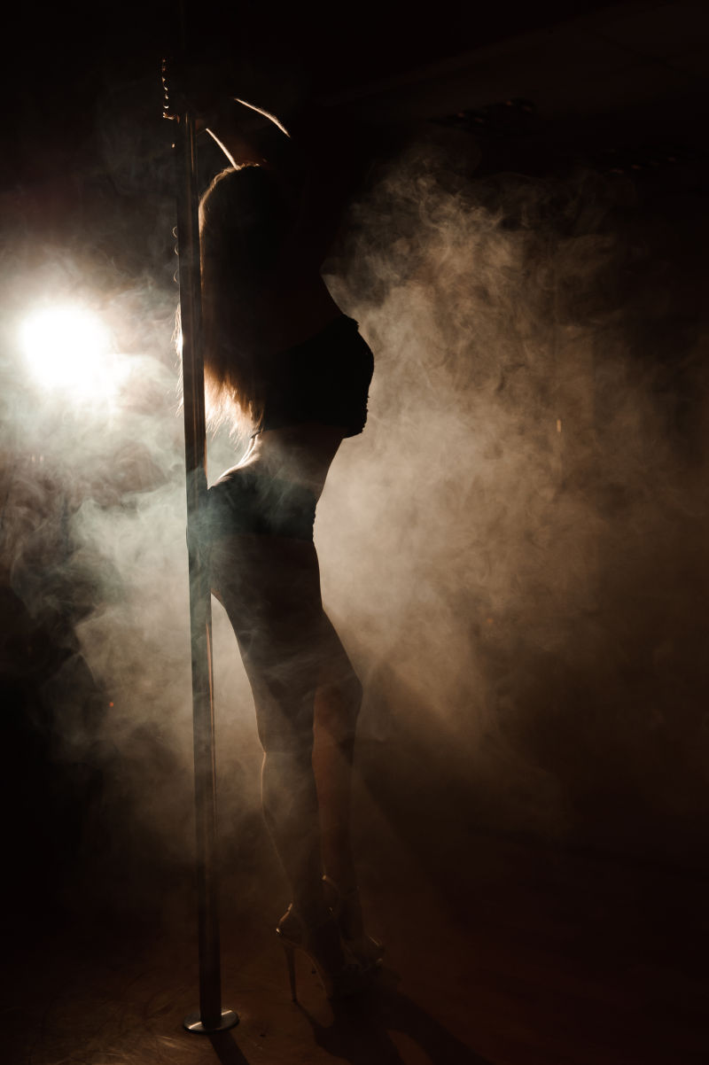 烟雾中的钢管舞者