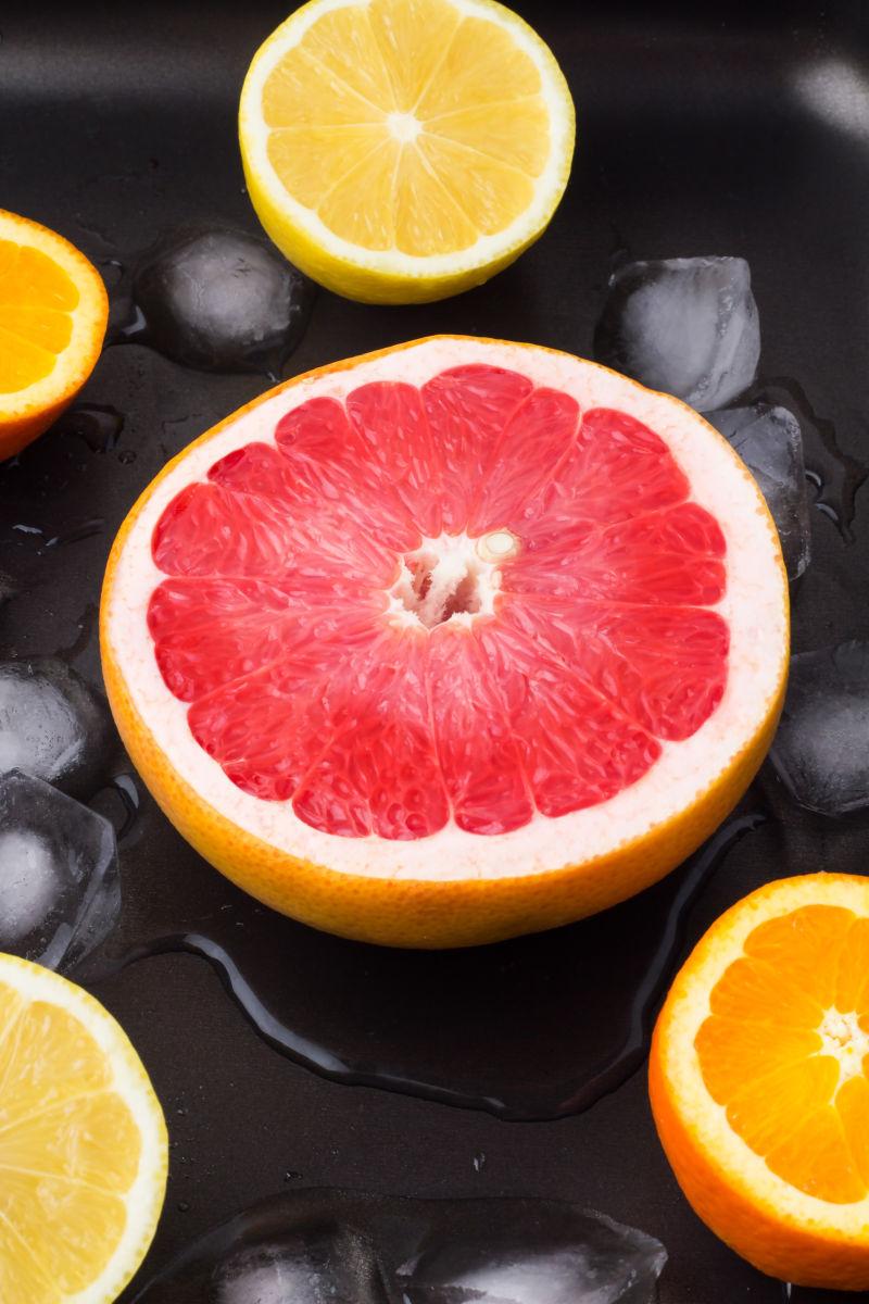 黑色背景下的柑橘特写镜头