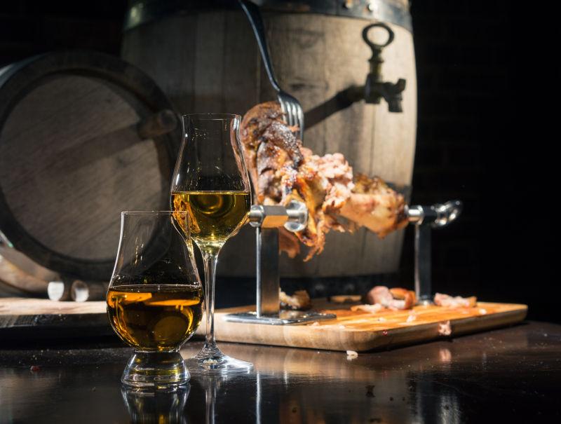 啤酒旁边的猪肘美食