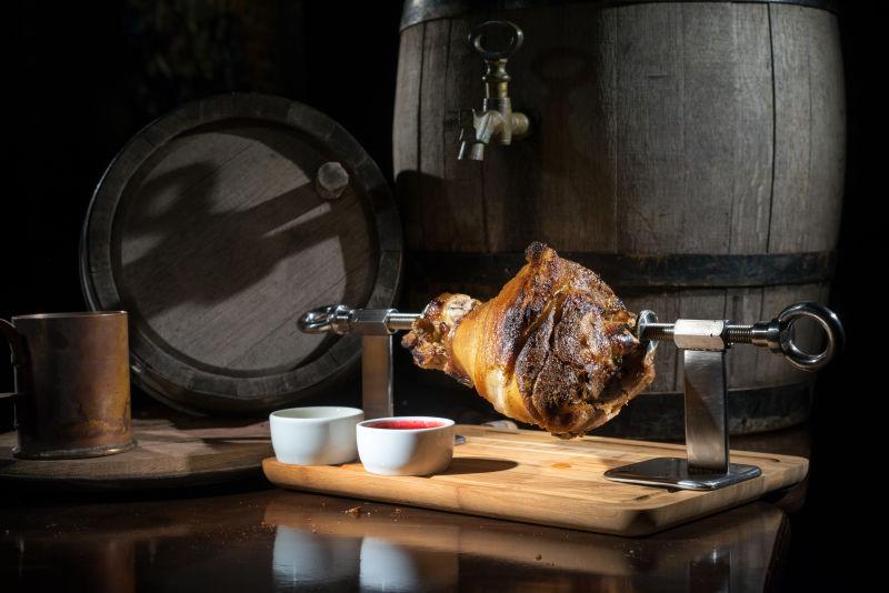 啤酒杯旁边的猪肘美食