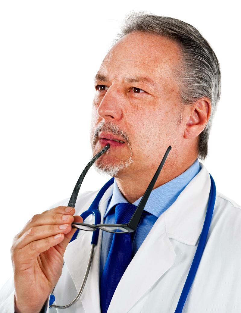 白色背景下拿眼睛思考的男医生