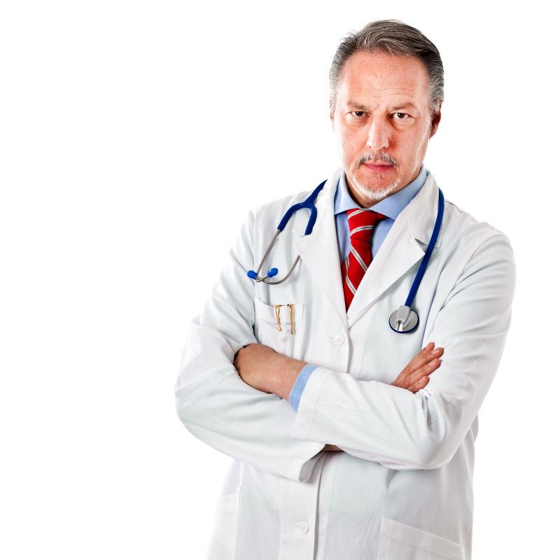 白色背景下严肃的男医生