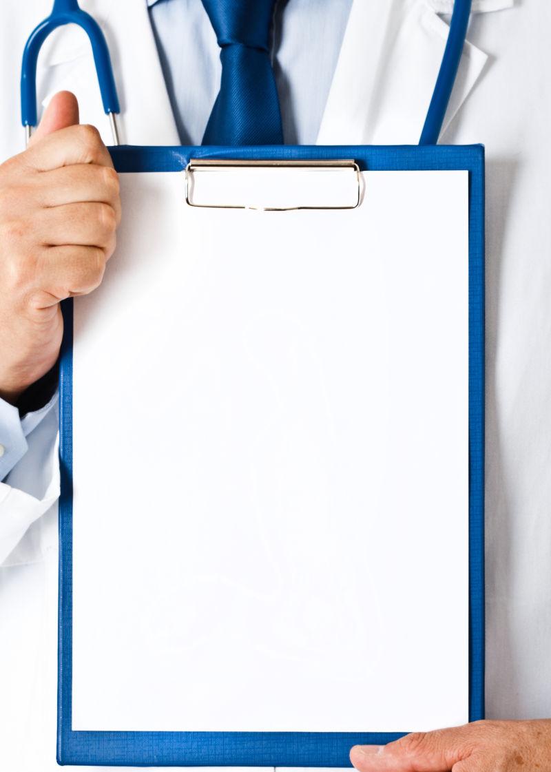 持有空白医学图表的医生