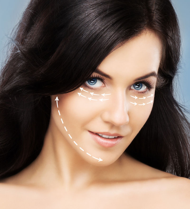 脸上画有白色箭头的黑发美女