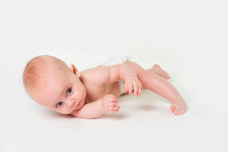 白色背景下趴着的可爱的小宝宝