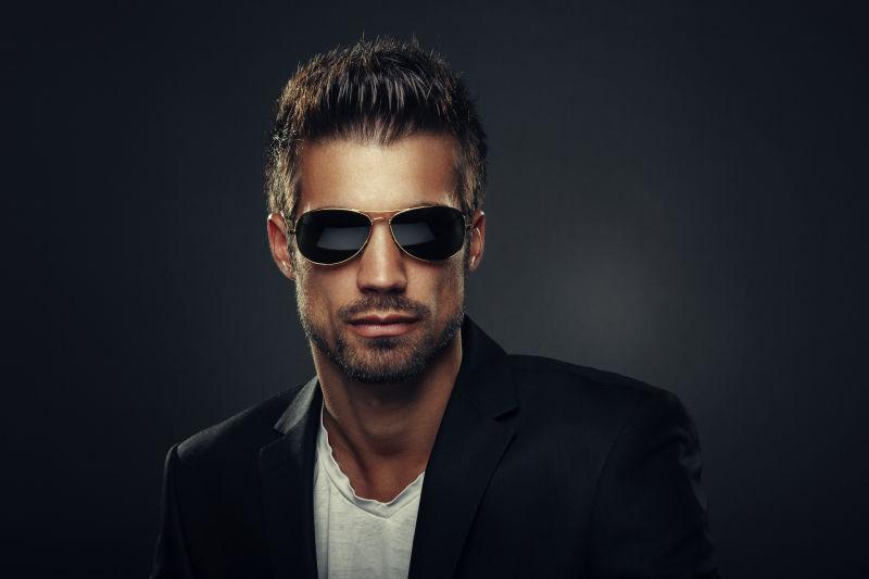 戴墨镜的英俊男人