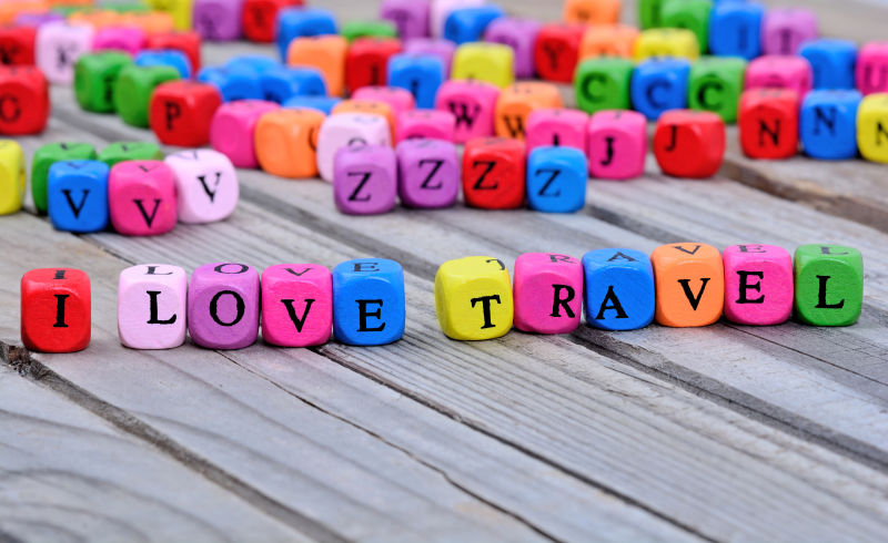 我喜欢木桌上的旅行单词