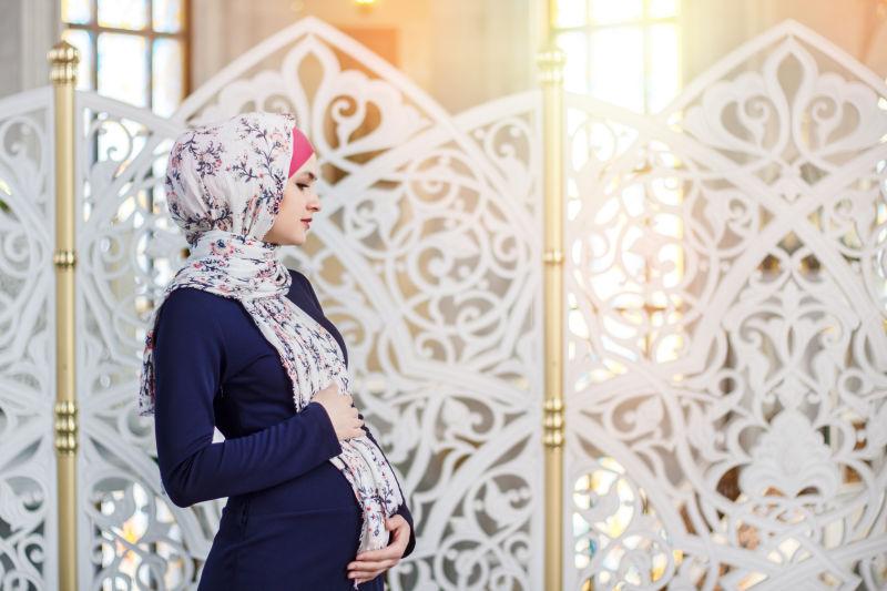 怀孕的孕妇戴着头巾