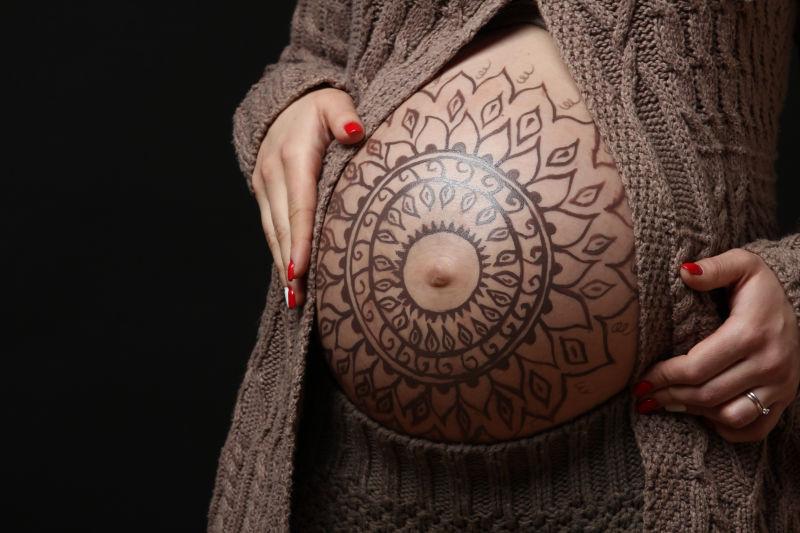 大肚子孕妇的纹身图案