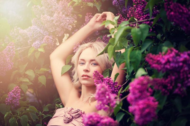 花丛的金发美女