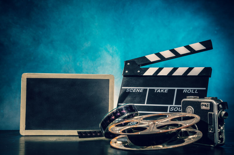 蓝色背景上的老式胶卷