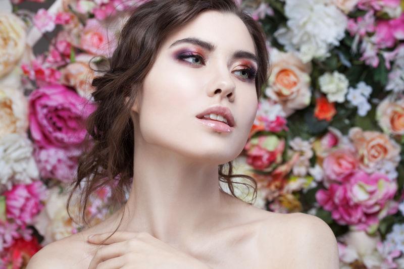 花墙前半裸的性感美女