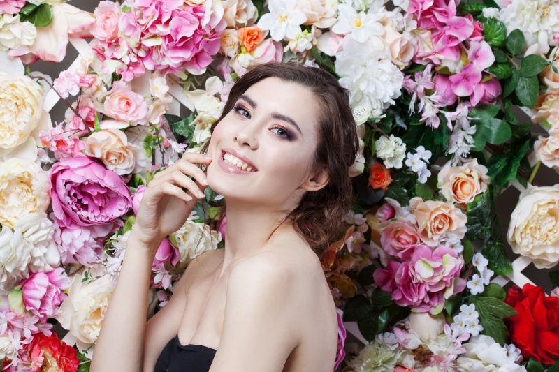 花墙前微笑的性感美女