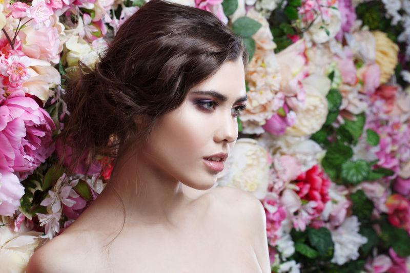 花墙前面的性感年轻美女