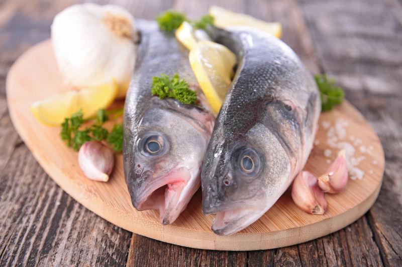 木板上的生鱼配料食材