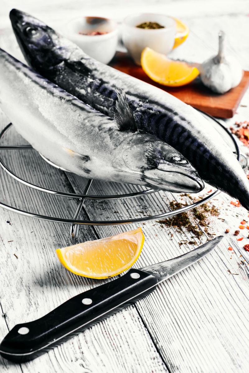 配香料和腌料食材的新鲜生鱼