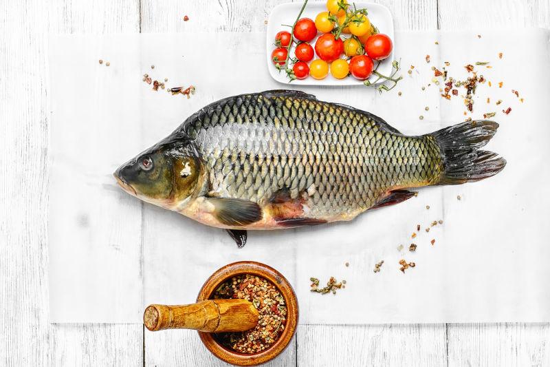 新鲜生鱼和香料食材