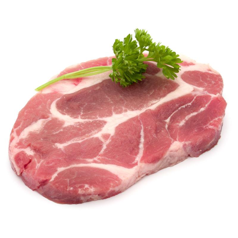 白色背景上生猪排和欧芹叶