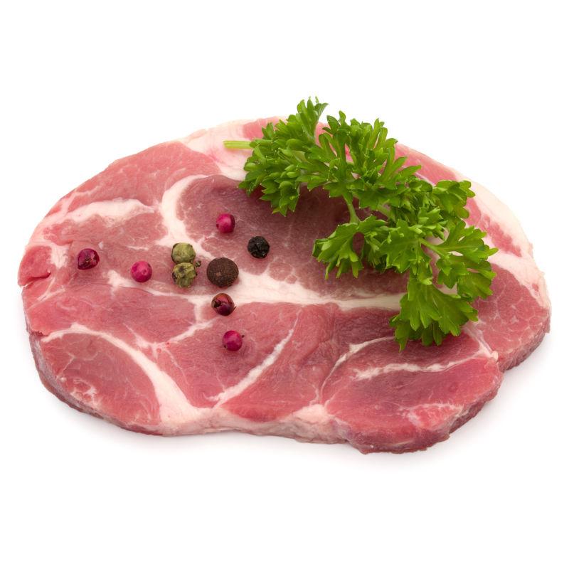 白色的背景中生猪肉欧芹叶和胡椒调味料