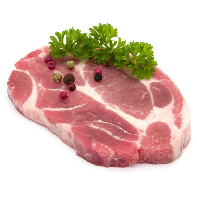白色背景里的生猪肉和胡椒调味料