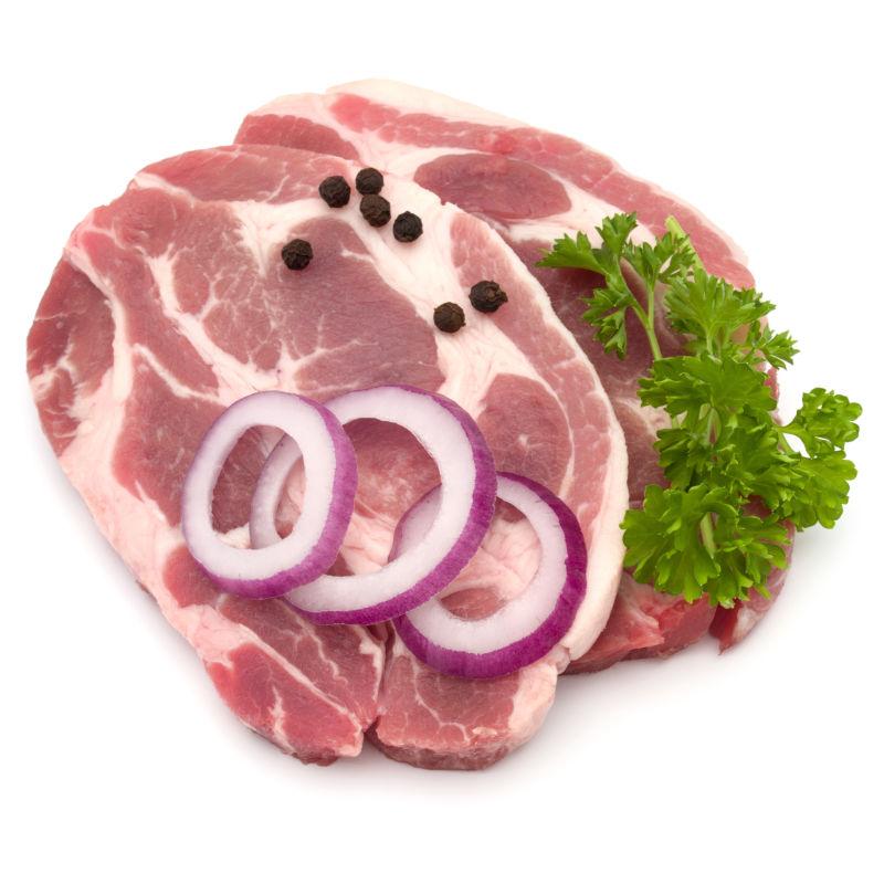 生猪肉欧芹叶胡椒调味料和洋葱片