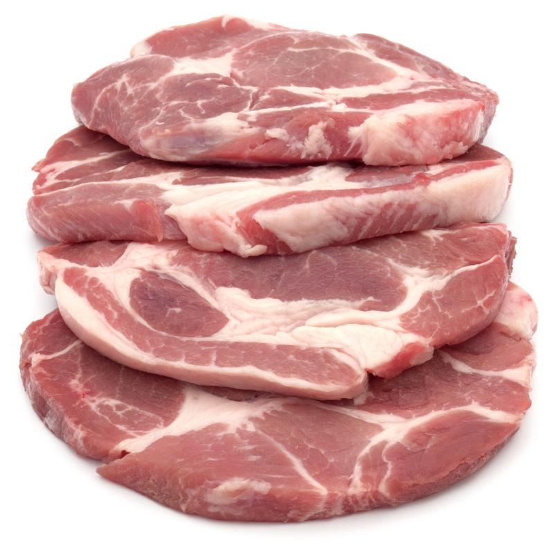 白色背景是许多切碎的生猪排肉