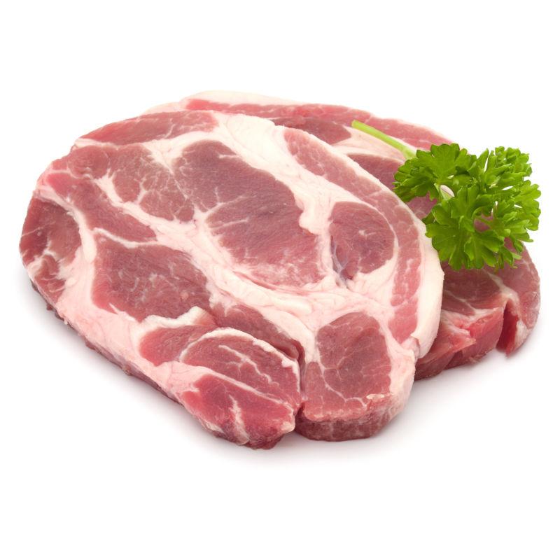 白色背景上的生猪排和欧芹叶