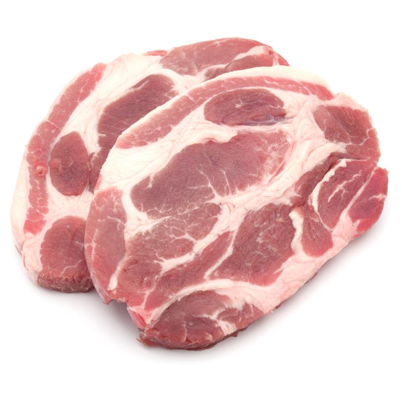 白色背景切碎的生猪排肉